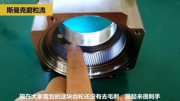 機(jī)械手臂減速齒輪去除毛刺，而且是內(nèi)側(cè)的